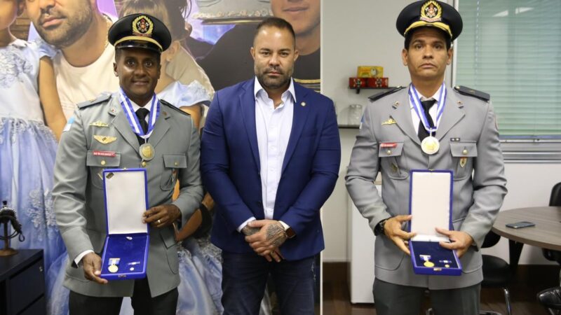 Bombeiros que salvaram mulher em rio de Campos recebem a Medalha Tiradentes