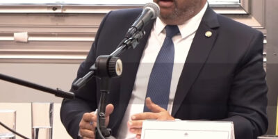 Deputado Guilherme Delaroli pede melhorias na saúde e dragagem de canal em Maricá