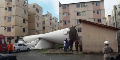 Caixa d‘água tomba sobre prédio e atinge mulher