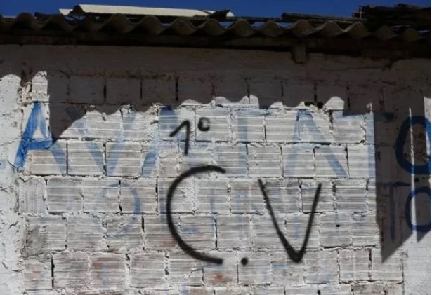 Foragidos do Comando Vermelho no país buscam refúgio em morros do RJ