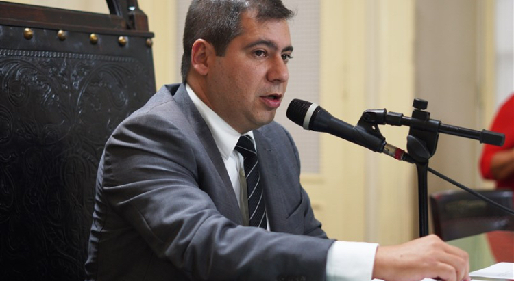 Nova iluminação na rodovia em Cabo Frio