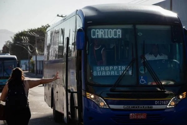 Rio terá passe livre em ônibus no dia da eleição, afirma Paes