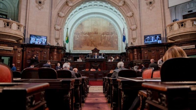 Projeto na Alerj pede que Uerj revalide diplomas de médicos brasileiros formados no exterior