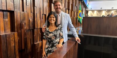 Deputado Thiago Gagliasso recebe a visita da mãe na Alerj