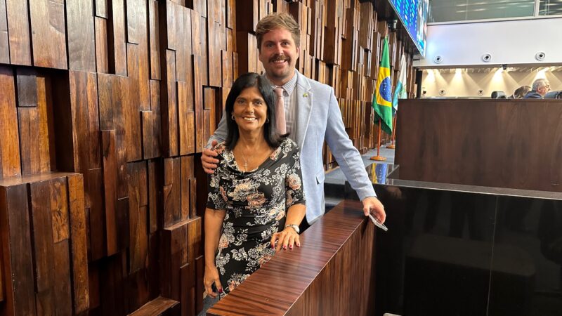 Deputado Thiago Gagliasso recebe a visita da mãe na Alerj