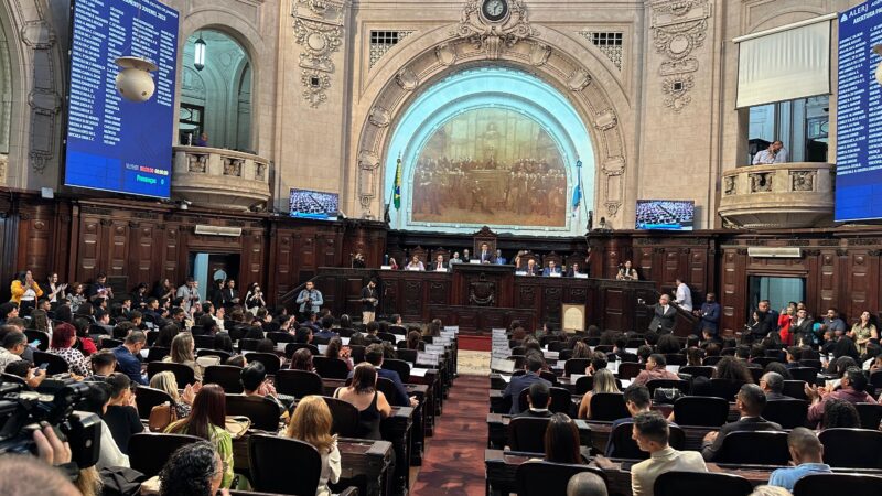 Parlamento Juvenil da Alerj comemora 20 anos e dá posse a 98 novos membros