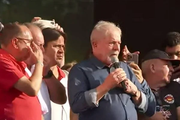 Após polêmica, Lula pede desculpas a policiais