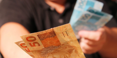 Governo propõe salário mínimo de R$ 1.294 para 2023