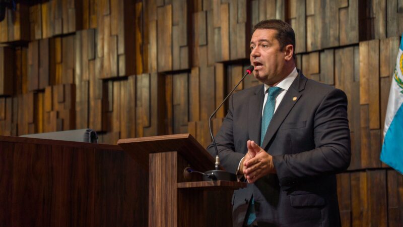 “Estratégia desumana e covarde com a população”, denuncia deputado Léo Vieira