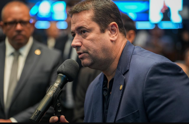 Deputado Léo Vieira cobra explicações sobre uso de recursos do Estado na Saúde de São João de Meriti