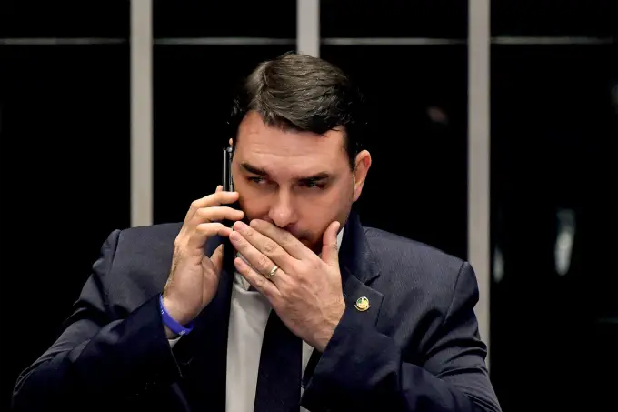 MP livra Flávio Bolsonaro de acusações na Justiça Eleitoral