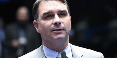 ‘O presidente não vai mudar os preços da Petrobras’, diz Flávio Bolsonaro em entrevista