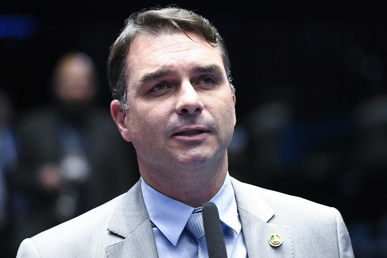 ‘O presidente não vai mudar os preços da Petrobras’, diz Flávio Bolsonaro em entrevista