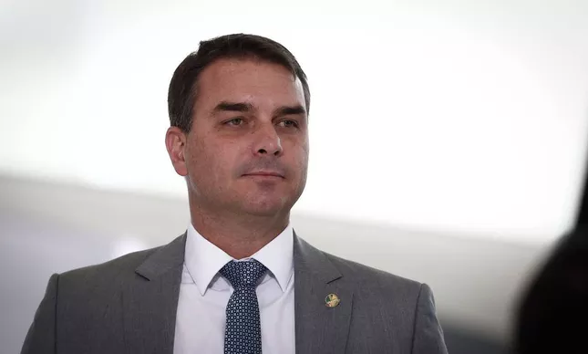 Flávio Bolsonaro e advogados lançam projeto voltado para defesa de policiais na Justiça