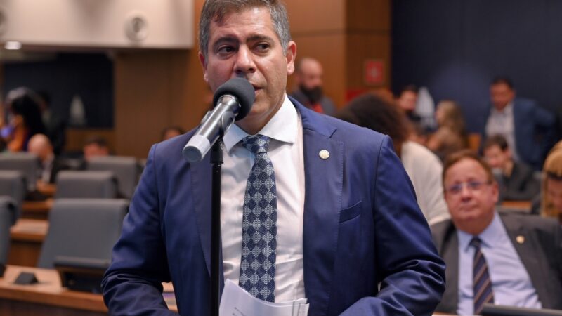 Deputado Dr. Serginho disponibiliza máquinas e recursos para ajudar vítimas das chuvas na Região dos Lagos