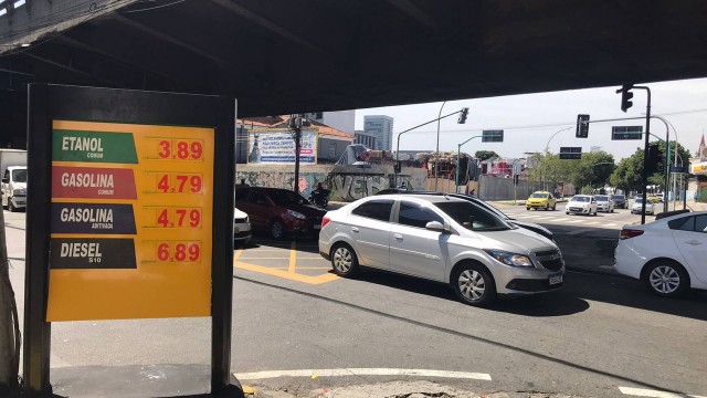 Após quarta redução da Petrobras para distribuidoras, gasolina já é vendida abaixo de R$ 5 no Rio