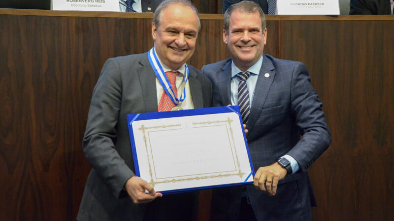 Secretário Nelson Rocha recebe a Medalha Tiradentes da Alerj