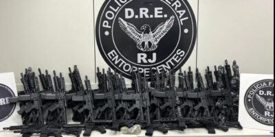 Justiça mantém prisão de homens encontrados com 47 fuzis em mansão na Barra da Tijuca