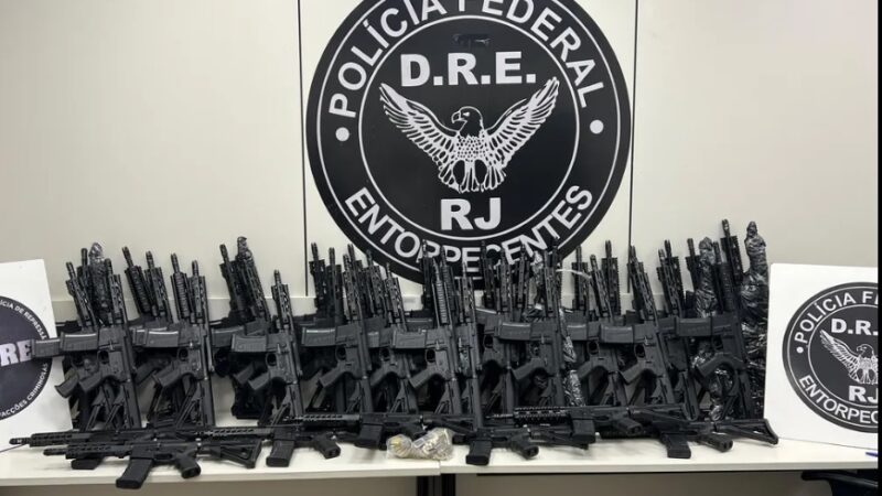 Justiça mantém prisão de homens encontrados com 47 fuzis em mansão na Barra da Tijuca