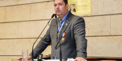 Deputado Léo Vieira recebe a Medalha Pedro Ernesto de vereadores do Rio