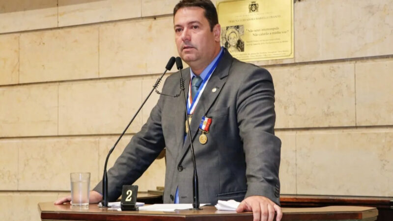 Deputado Léo Vieira recebe a Medalha Pedro Ernesto de vereadores do Rio