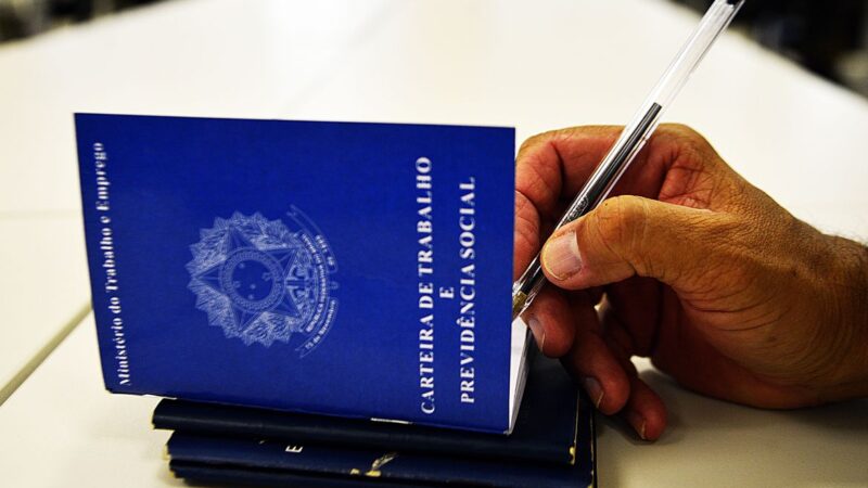 Desemprego cai para 8,9% em trimestre encerrado em agosto, diz IBGE