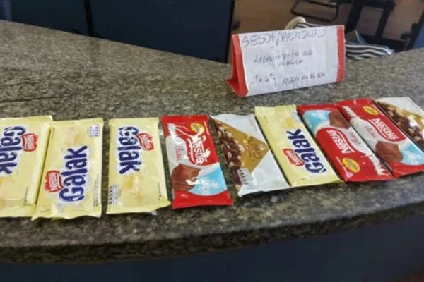 Idoso é preso por furtar nove barras de chocolate