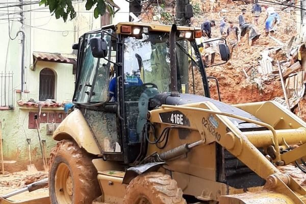 Sobe para 16 número de mortos em temporais no RJ