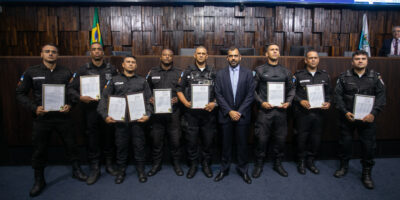 Deputado Bruno Dauaire entrega moções de aplausos a PMs de Campos