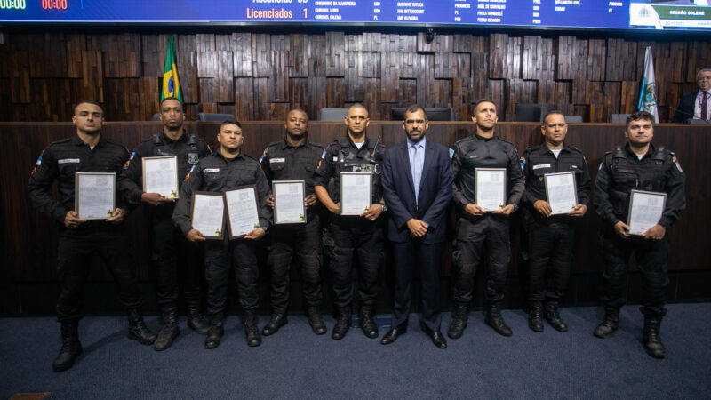Deputado Bruno Dauaire entrega moções de aplausos a PMs de Campos