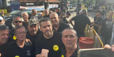 Policiais penais fazem manifestação em frente ao Complexo Penitenciário de Gericinó