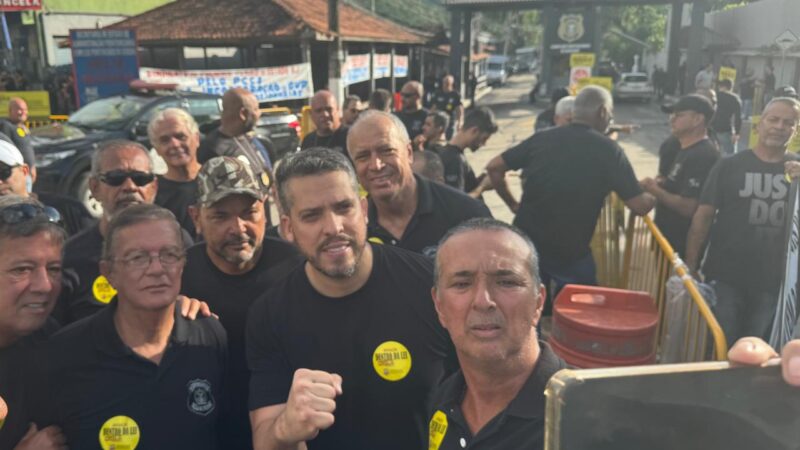 Policiais penais fazem manifestação em frente ao Complexo Penitenciário de Gericinó