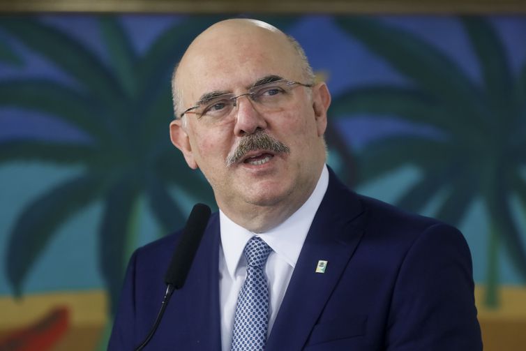 Ex-ministro Milton Ribeiro é solto e deixa carceragem da Polícia Federal em SP