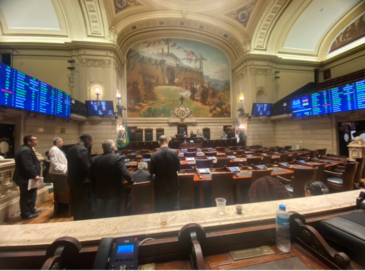 Vereadores derrubam veto de Eduardo Paes e Pedra do Telégrafo vira patrimônio