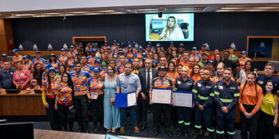 Bombeiros e voluntários que atuaram na tragédia de Petrópolis recebem Medalha Tiradentes