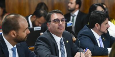 STJ mantém decisão da Justiça do Rio que rejeitou denúncia contra Flávio Bolsonaro por rachadinha