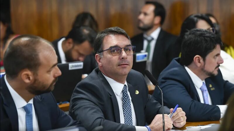 STJ mantém decisão da Justiça do Rio que rejeitou denúncia contra Flávio Bolsonaro por rachadinha
