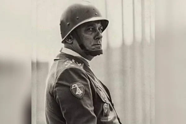 General Newton Cruz, ex-chefe do SNI, morre aos 97