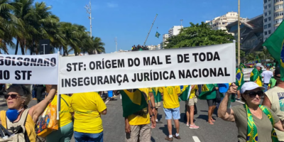 Manifestantes fazem ato em Copacabana em apoio a Bolsonaro