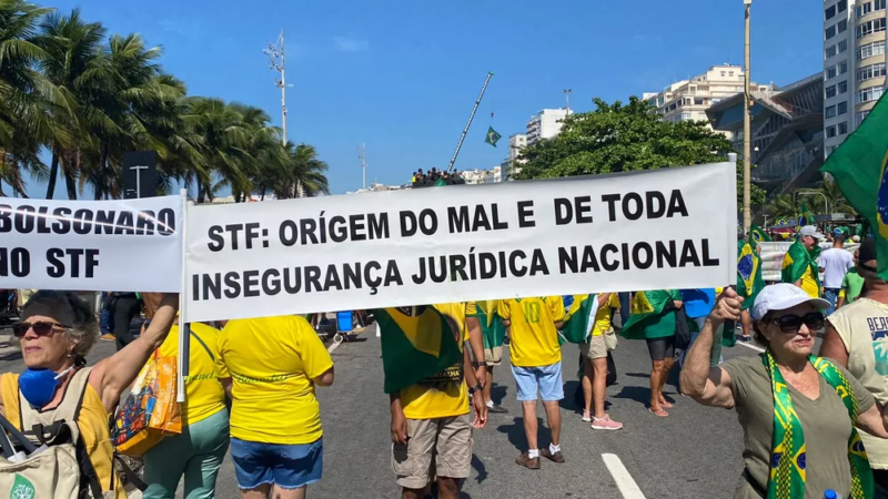 Manifestantes fazem ato em Copacabana em apoio a Bolsonaro