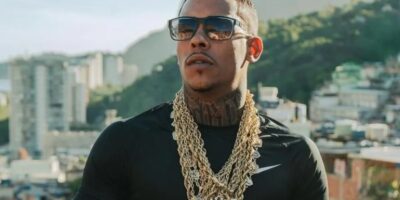 De onde vem a fortuna do Mc Poze do Rodo, que comprou carro de R$ 1 mi sem camisa e descalço