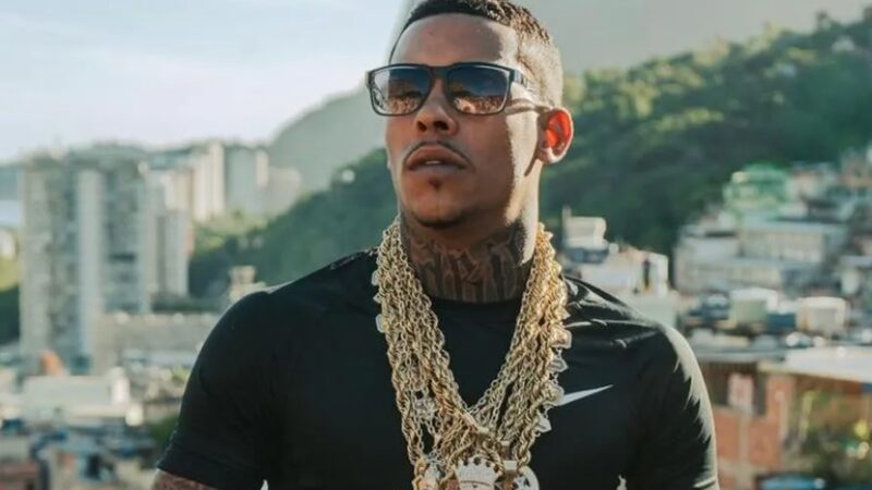 De onde vem a fortuna do Mc Poze do Rodo, que comprou carro de R$ 1 mi sem camisa e descalço