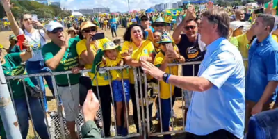 Brasília tem manifestações contra e a favor do governo