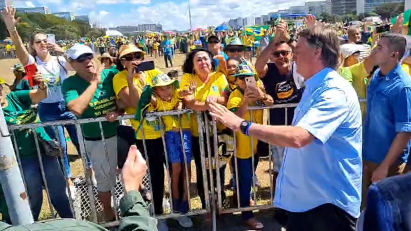 Brasília tem manifestações contra e a favor do governo