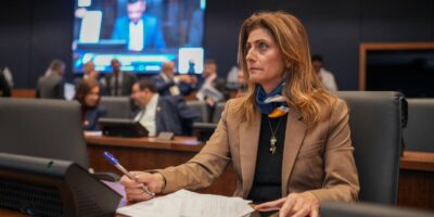 Deputada quer isenção de pedágio para veículos elétricos ou híbridos