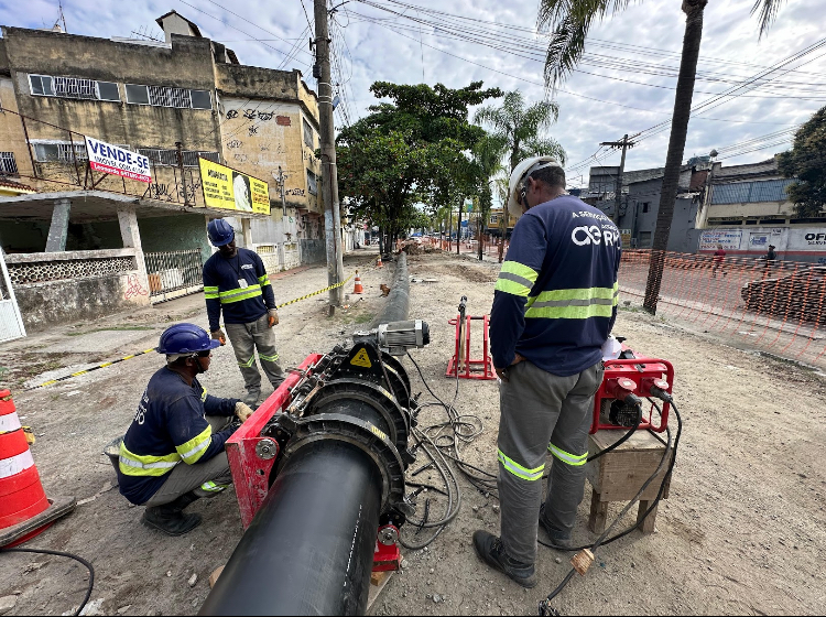 Obras de esgoto que beneficiarão 44 mil famílias avançam em São Gonçalo