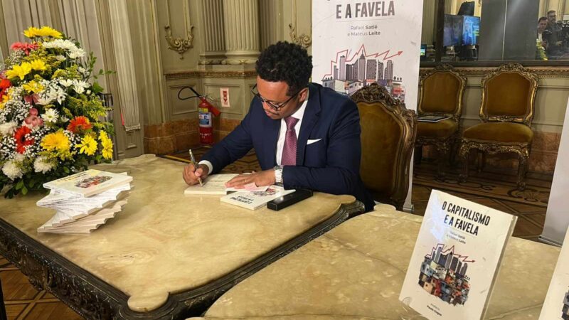 Vereador eleito, Rafael Satiê lança livro no Palácio Pedro Ernesto