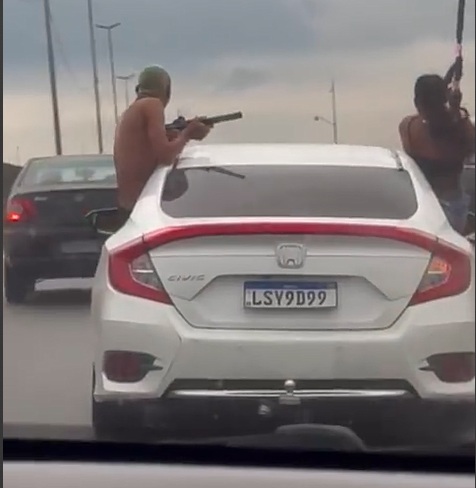 Brincadeira de mau gosto: jovens ostentam armas de gel na Av. Brasil e assustam motoristas. Veja o VÍDEO