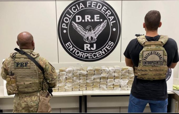 Polícia prende dois na Dutra com 120 quilos de pasta base de cocaína