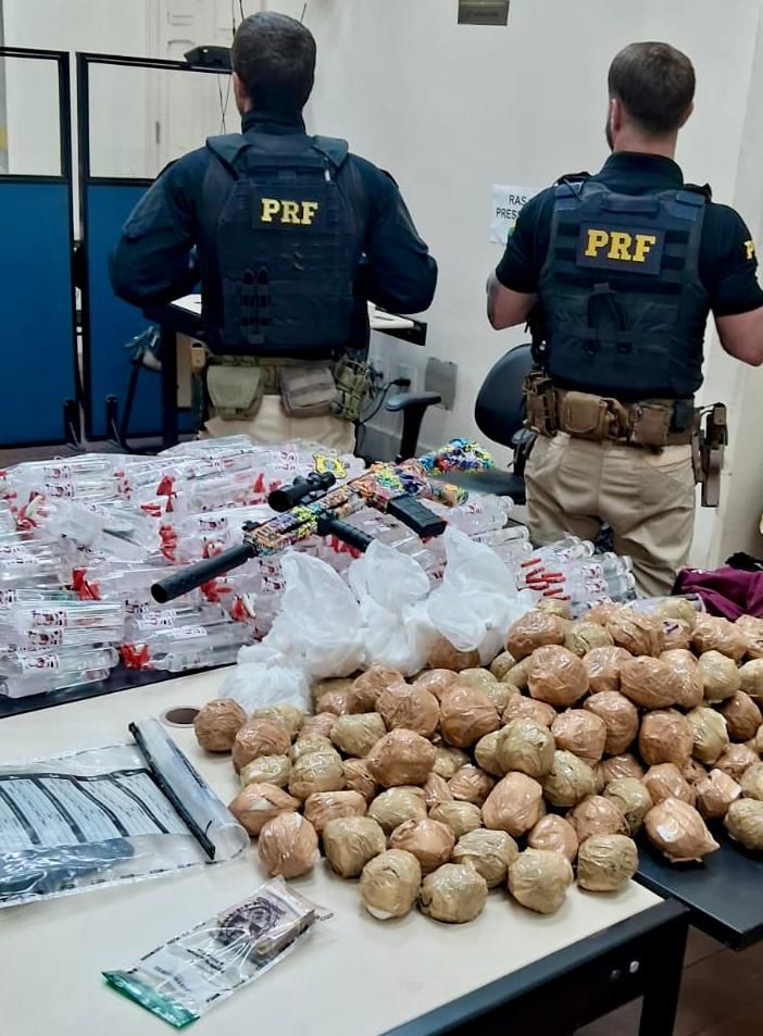 Cocaína, lança-perfume e ‘fuzil de mentira’: PRF faz apreensão na BR-101